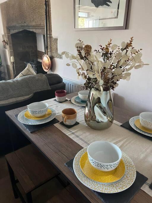 17Th Century Cottage With Hidden Garden Steeton エクステリア 写真