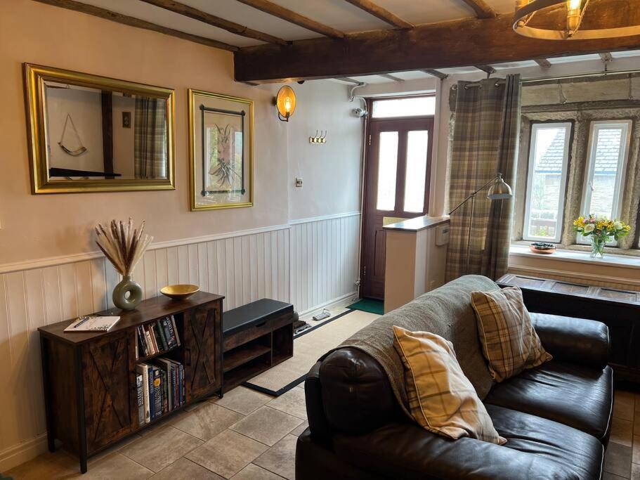 17Th Century Cottage With Hidden Garden Steeton エクステリア 写真