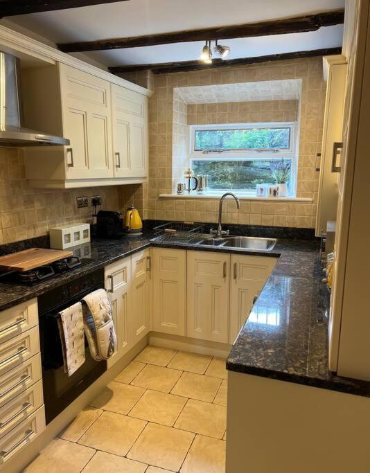 17Th Century Cottage With Hidden Garden Steeton エクステリア 写真